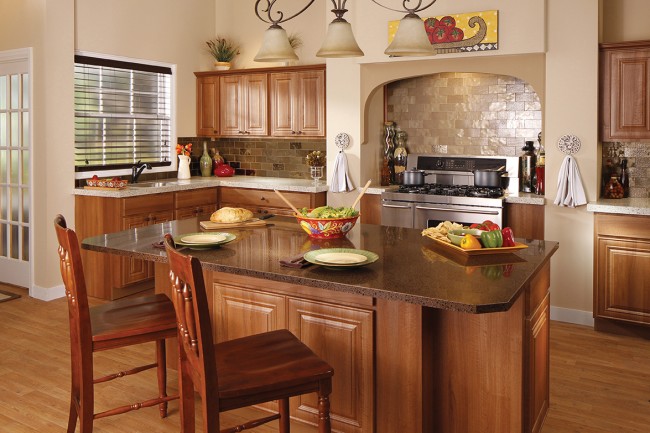 Prostorná kuchyně v teplých barvách s dřevěnou úpravou kuchyňské linky a přísnými roletami