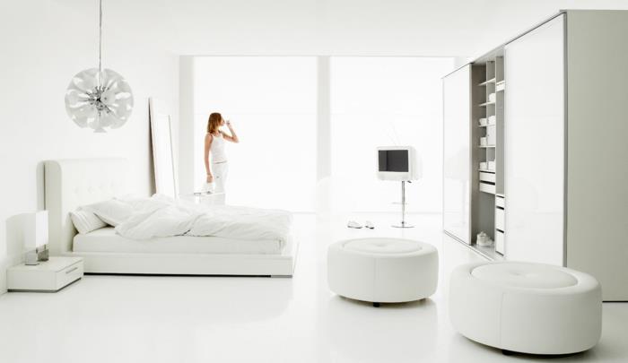 projekt pokoju białe wyposażenie sypialni białe ściany biały stołek wisiorek światło