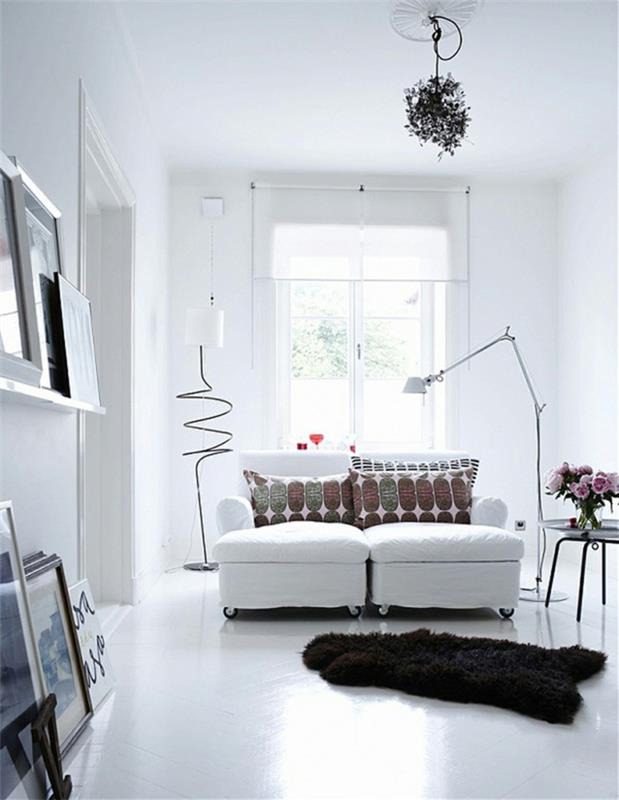 projekt pokoju biała biała sofa ciemny futrzany dywanik salon