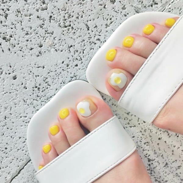 cytrynowożółte paznokcie białe sandały