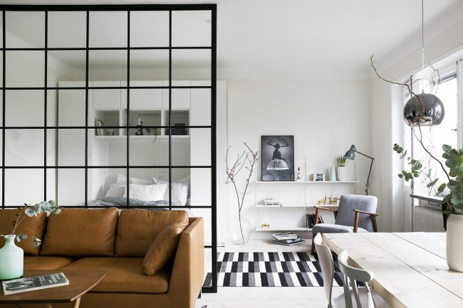 Útulný interiér malého bytu ve skandinávském stylu