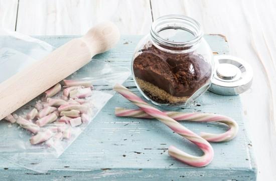 Chocolat chaud de décoration de cannes de bonbon dans un verre