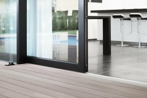 deux appartements séparés dans un bâtiment durable porte vitrée
